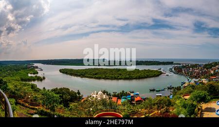 RATNAGIRI, INDIEN - 19. November 2021 : Panoramablick auf Fischerboote am Someshwar Creek in der Nähe der Fischerkolonie, der Bhatia-Brücke und des Arabischen Meeres Fr. Stockfoto