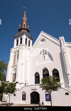 Die Mutter Emanuel African Methodist Episcopal in Charleston, South Carolina. Neun Mitglieder der historischen afroamerikanischen Kirche wurden am 17. Juni 2015 von einem weißen Supremaisten während eines Bibelstudiums niedergeschossen. Stockfoto