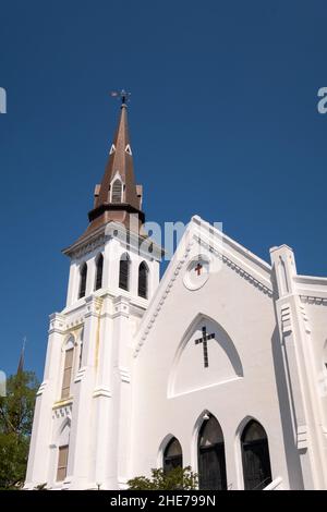 Die Mutter Emanuel African Methodist Episcopal in Charleston, South Carolina. Neun Mitglieder der historischen afroamerikanischen Kirche wurden am 17. Juni 2015 von einem weißen Supremaisten während eines Bibelstudiums niedergeschossen. Stockfoto