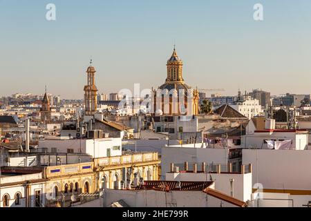 Sevilla, Spanien. Luftaufnahme der Iglesia de Santa Cruz (Kirche des Heiligen Kreuzes) vom Dach der Kathedrale Stockfoto