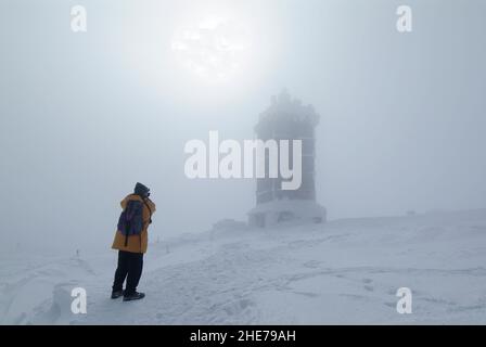 Europa, Deutschland, Sachsen-Anhalt, Harz, Brocken im Winter mit dicker Schneedecke, Radarstation, Sendeanlage | Europa, Deutschland, Sachsen-Anhalt, Harz, Stockfoto