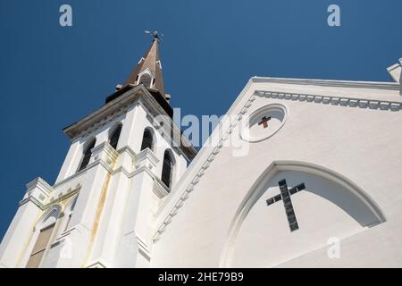 Die Mutter Emanuel African Methodist Episcopal in Charleston, South Carolina. Neun Mitglieder der historischen afroamerikanischen Kirche wurden am 17. Juni 2015 von einem weißen Supremaisten während eines Bibelstudiums niedergeschossen. Stockfoto