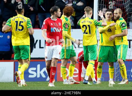 Milot Rashica von Norwich City (2. Rechts) feiert das erste Tor ihrer Mannschaft mit Teamkollegen während des dritten Spiels des Emirates FA Cup im Londoner Valley. Bilddatum: Sonntag, 9. Januar 2022. Stockfoto