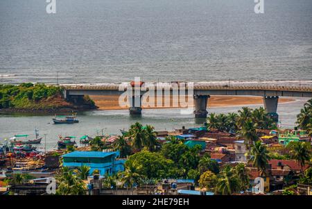 RATNAGIRI, INDIEN - 19. November 2021 : Panoramablick auf die Bhatia-Brücke und das arabische Meer vom Thibaw Point. Touristenattraktion bei Sonnenuntergang. Stockfoto