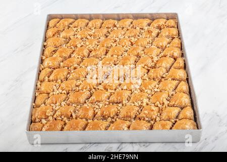 Walnuss Türkischen Stil Antep Baklava Präsentation. Baklava aus der türkischen Küche. Handgemacht. Ein Tablett aus Walnuss Baklava. Stockfoto