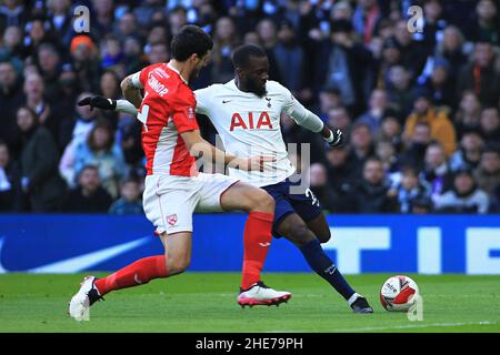 London, Großbritannien. 09th Januar 2022. Tanguy Ndombele von Tottenham Hotspur (R) schieß auf das Tor. Der Emirates FA Cup, 3rd-Runden-Spiel, Tottenham Hotspur gegen Morecambe FC im Tottenham Hotspur Stadium in London am Sonntag, 9th. Januar 2022. Dieses Bild darf nur für redaktionelle Zwecke verwendet werden. Nur zur redaktionellen Verwendung, Lizenz für kommerzielle Nutzung erforderlich. Keine Verwendung bei Wetten, Spielen oder Veröffentlichungen in einem Club/einer Liga/einem Spieler. PIC von Steffan Bowen/Andrew Orchard Sports Photography/Alamy Live News Credit: Andrew Orchard Sports Photography/Alamy Live News Stockfoto