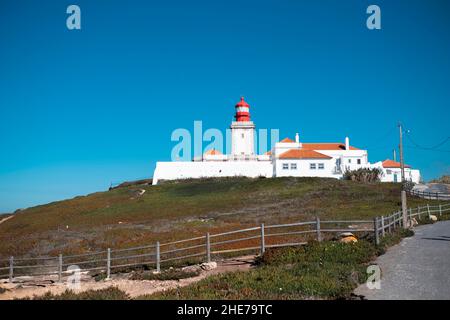 Leuchtturm auf dem portugiesischen Farol de Cabo da Roca in der Nähe von Sintra, Portugal. Stockfoto