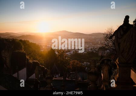 Blick von der Kirche Bom Jesus do Monte Treppe bei herrlichem Sonnenuntergang Licht, Braga Portugal. Stockfoto