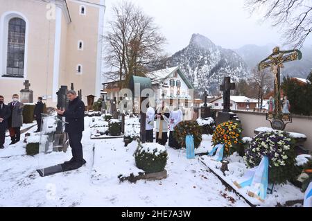 Oberammergau, Deutschland. 09th Januar 2022. Markus Söder, Bayerischer Ministerpräsident (CSU), spricht vor dem Grab des ehemaligen bayerischen Ministerpräsidenten Max Streibl bei einer Gedenkveranstaltung zum 90th. Geburtstag auf dem örtlichen Friedhof. Quelle: Karl-Josef Hildenbrand/dpa/Alamy Live News Stockfoto