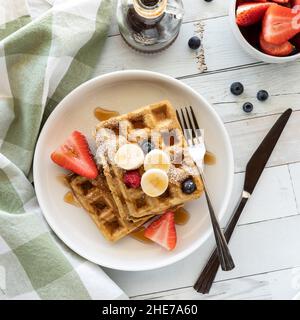 Vollkornwaffeln mit frischem Obst und Puderzucker. Stockfoto