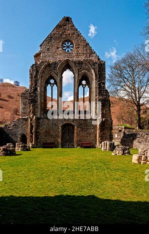 Die prächtige Westfront façade mit ihrem Rosenfenster der Abtei Valle Crucis wurde 1201 von Madog AP Gruffydd Maelor, Prinz von Powys Fadog, gegründet Stockfoto