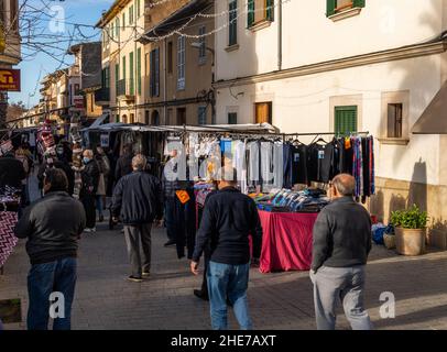 Llucmajor, Spanien; januar 07 2022: Wöchentlicher Straßenmarkt in der mallorquinischen Stadt Llucmajor. Anbieter und Kunden mit Masken aufgrund von Einschränkungen durch den Stockfoto