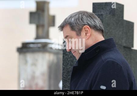 Oberammergau, Deutschland. 09th Januar 2022. Markus Söder, Bayerischer Ministerpräsident (CSU), spricht vor dem Grab des ehemaligen bayerischen Ministerpräsidenten Max Streibl bei einer Gedenkveranstaltung zum 90th. Geburtstag auf dem örtlichen Friedhof. Quelle: Karl-Josef Hildenbrand/dpa/Alamy Live News Stockfoto