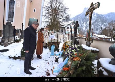 Oberammergau, Deutschland. 09th Januar 2022. Markus Söder, Bayerischer Ministerpräsident (CSU), und Ilse Aigner, Präsidentin des Bayerischen Parlaments (CSU), stehen vor dem Grab des ehemaligen bayerischen Ministerpräsidenten Max Streibl bei einer Gedenkveranstaltung zum 90th. Geburtstag auf dem Stadtfriedhof. Quelle: Karl-Josef Hildenbrand/dpa/Alamy Live News Stockfoto