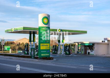 Castelo Branco, Portugal - Januar 08 2022: BP-Tankstelle in Castelo Branco Portugal mit himmelhohen Pumpenpreisen Stockfoto