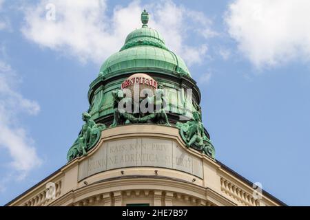 Wien, Österreich, 21. Juli 2021, Kupferkuppel mit der Werbung des Versicherers Generali auf einem Gebäude des Albertinaplatzes Stockfoto