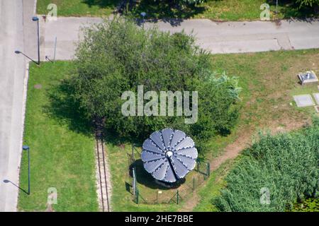 Wien, Österreich, 24. Juli 2021. Die Smartflower ist ein autonomes Photovoltaik-Solarkraftsystem in Form einer Blume. Stockfoto