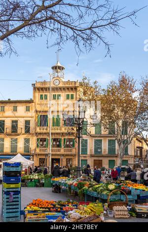 Llucmajor, Spanien; januar 07 2022: Wöchentlicher Straßenmarkt in der mallorquinischen Stadt Llucmajor. Anbieter und Kunden mit Masken aufgrund von Einschränkungen durch den Stockfoto