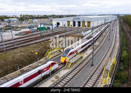 DONCASTER, GROSSBRITANNIEN - 26. OKTOBER 2021. Luftaufnahme des Wartungsdepots Hitachi Azuma in Doncaster mit elektrischen 800-Personenzügen von Azuma Stockfoto