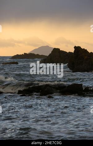 Dunure, Ayrshire, Schottland, Großbritannien an einem Wintertag an der Ayrshire Coast, Firth of Clyde, stürzen Wellen auf die felsige Küste Stockfoto