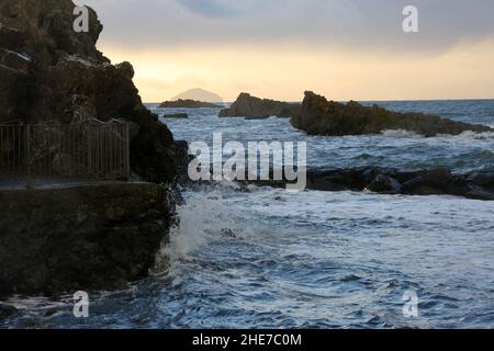 Dunure, Ayrshire, Schottland, Großbritannien an einem Wintertag an der Ayrshire Coast, Firth of Clyde, stürzen Wellen auf die felsige Küste Stockfoto