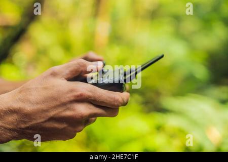 Hände eines Mannes mit einem Bedienfeld für Drohnen Stockfoto