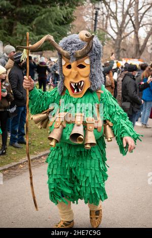 Kukeri-Tänzer mit komplizierten Kostümen, großen Glocken und Masken tanzen beim traditionellen jährlichen Festival in Sofia, Bulgarien. Kukeri ist eine jahrhundertealte Tradition, die böse Geister vertreiben und gute einladen soll, die um den frühen Winter oder die Wintermitte abgehalten wird. Stockfoto