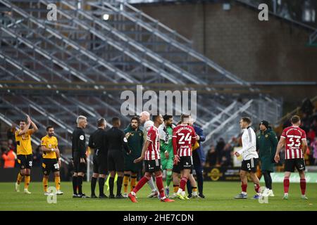 WOLVERHAMPTON, GROSSBRITANNIEN. JAN 9th die Spieler von Wolverhampton Wanders und Sheffield United geben sich während des FA Cup-Spiels zwischen Wolverhampton Wanderers und Sheffield United am Sonntag, den 9th. Januar 2022, die Hände mit den Beamten in Vollzeit. (Kredit: Kieran Riley | MI Nachrichten) Kredit: MI Nachrichten & Sport /Alamy Live Nachrichten Stockfoto