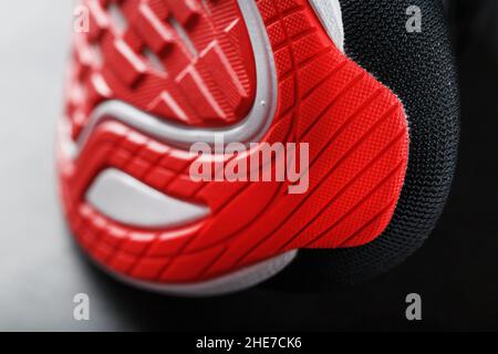 Nahaufnahme der Sohle eines Sport-Laufschuhs zum Laufen in roter Sporttechnologie Stockfoto
