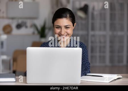 Happy Millennial Indian Mädchen arbeiten an Laptop-Computer Stockfoto