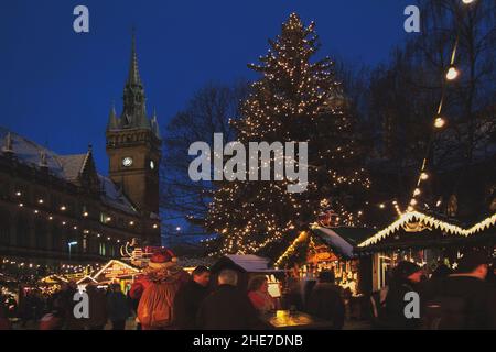 Weihnachtsmarkt am Burgplatz mit blick auf das neue Rathaus, Braunschweig, Niedersachsen, Deutschland, Europa, Abendstimmung | Weihnachtsmarkt in Bru Stockfoto