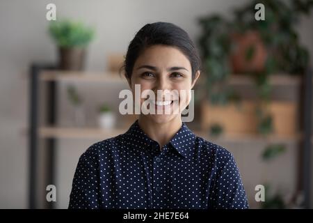 Glückliche junge tausendjährige indische Geschäftsfrau Kopf geschossen Porträt Stockfoto