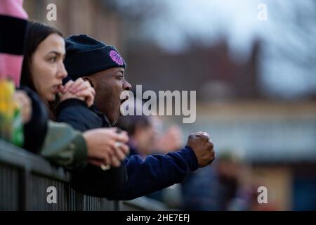 London, Großbritannien. 09th Januar 2022. Dulwich Fan jubelt über das Team beim Premier-Spiel der Frauen in London und South East zwischen Dulwich Hamlet und Millwall Lionesses auf dem Champion Hill in London, England. Liam Asman/SPP Credit: SPP Sport Press Photo. /Alamy Live News Stockfoto