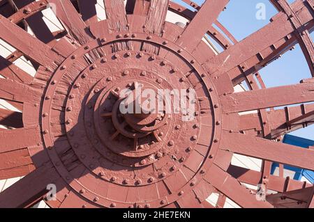 Ein abstraktes Bild eines bemalten Dampfboot-Padde-Rades auf der Eureka am Hyde Street Pier im san francisco Maritime National Historic Park in Cali Stockfoto