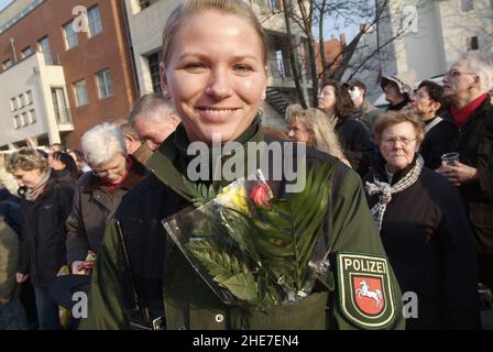 Karnevalsumzug in Braunschweig am 18. Februar 2007, Polizistin mit Blumen, Veranstalter: Komitee Braunschweiger Karneval GmbH, Niedersachsen | Carniva Stockfoto