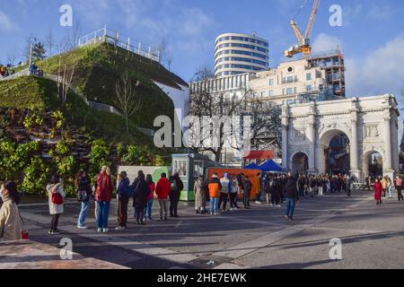 London, Großbritannien. 09th Januar 2022. Am letzten Tag vor der Schließung stehen Massen Schlange, um den Marble Arch Mound zu sehen. Der künstliche Hügel im Zentrum Londons wurde als „Londons schlimmste Touristenattraktion“ bezeichnet und schließt permanent. Kredit: SOPA Images Limited/Alamy Live Nachrichten Stockfoto