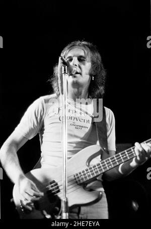 Der englische Bassgitarrist Dave Pegg tritt 1977 bei der Fairport Convention in London auf. Stockfoto