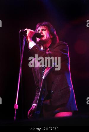 Der englische Musiker Ray Davies tritt 1982 mit den Kinks in London auf. Stockfoto