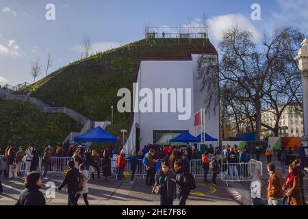 London, Großbritannien. 09th Januar 2022. Am letzten Tag vor der Schließung stehen Massen Schlange, um den Marble Arch Mound zu sehen. Der künstliche Hügel im Zentrum Londons wurde als „Londons schlimmste Touristenattraktion“ bezeichnet und schließt permanent. (Foto: Vuk Valcic/SOPA Images/Sipa USA) Quelle: SIPA USA/Alamy Live News Stockfoto