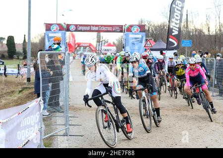 Variano Di Basiliano, Italien. 09th Jan, 2022. Der Sprint am Start während der italienischen Ciclocross-Meisterschaft 2022 - Damen Elite, Cyclocross in Variano di Basiliano, Italien, Januar 09 2022 Kredit: Unabhängige Fotoagentur/Alamy Live News Stockfoto