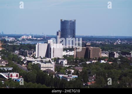 Blick von der Godesburg Ruine auf den Postturm, Hauptverwaltung der Deutschen Post AG in Bonn, Bad Godesberg, NRW, Deutschland, Europa | Blick von der T Stockfoto