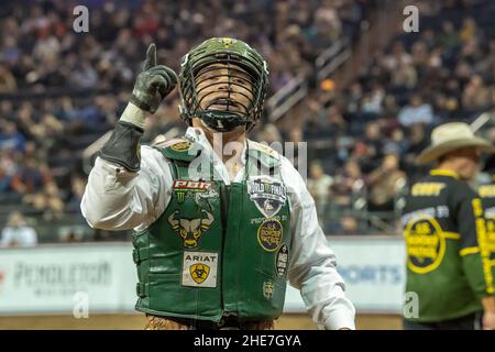 NEW YORK, NY - 07. JANUAR: Andrew Alvidrez reitet Young man's Blues während des Professional Bull Riders 2022 Unleash the Beast Events am Madison Square Stockfoto