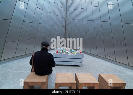 Gedenkstätte Bergen-Belsen, Haus der Stille - ein Kunstwerk der Künstler Ingema Reuter und Gerd Winnerin, Landkreis Celle, Niedersachsen, Deutschland, E Stockfoto