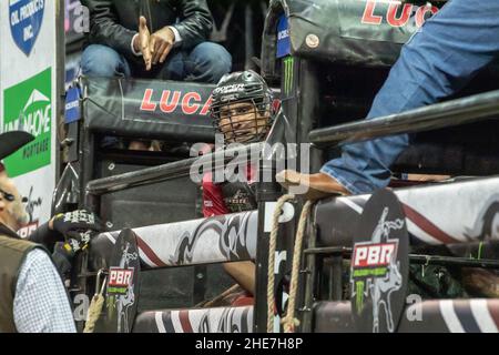 NEW YORK, NY - JANUAR 07: Silvano Alves reitet Codigo während der Professional Bull Riders 2022 Entfesseln Sie das Beast-Event am Madison Square Garden am Januar Stockfoto