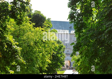 Casta, Slowakei - 31. August 2019: Eingang zum mittelalterlichen Schloss Cerveny Kamen Stockfoto