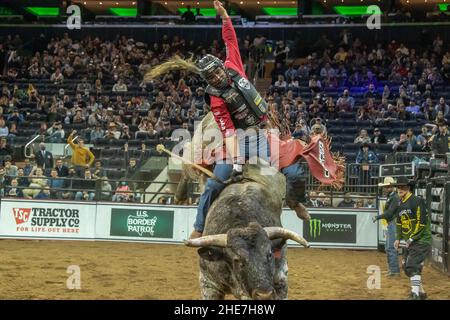 NEW YORK, NY - JANUAR 07: Silvano Alves reitet Codigo während der Professional Bull Riders 2022 Entfesseln Sie das Beast-Event am Madison Square Garden am Januar Stockfoto