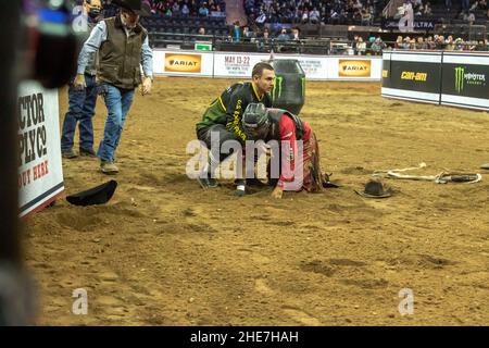 NEW YORK, NY - JANUAR 07: Silvano Alves reitet Codigo während der Professional Bull Riders 2022 Entfesseln Sie das Beast-Event am Madison Square Garden am Januar Stockfoto