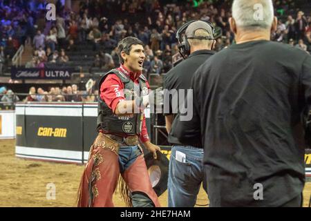 NEW YORK, NY - JANUAR 07: Silvano Alves reitet Codigo während der Professional Bull Riders 2022 Entfesseln Sie das Beast-Event am Madison Square Garden am Januar Stockfoto