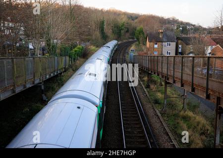 Ein Zug auf Gleisen in der Nähe des Bahnhofs Kenley im Süden Londons Stockfoto