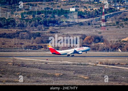 Madrid, Spanien - 31. Dezember 2021: Airbus A330 Iberia startet vom Flughafen Adolfo Suarez Madrid-Barajas. Stockfoto